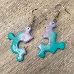 Sale!Gorgeous vintage airbrushed puzzle earrings